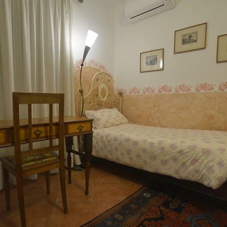 モンテムルロ Borgo Della Rocca Bed & Breakfast エクステリア 写真