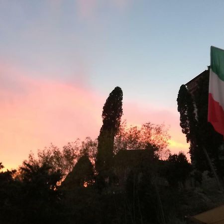 モンテムルロ Borgo Della Rocca Bed & Breakfast エクステリア 写真