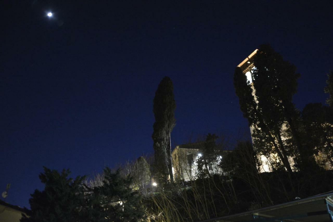 モンテムルロ Borgo Della Rocca Bed & Breakfast エクステリア 写真