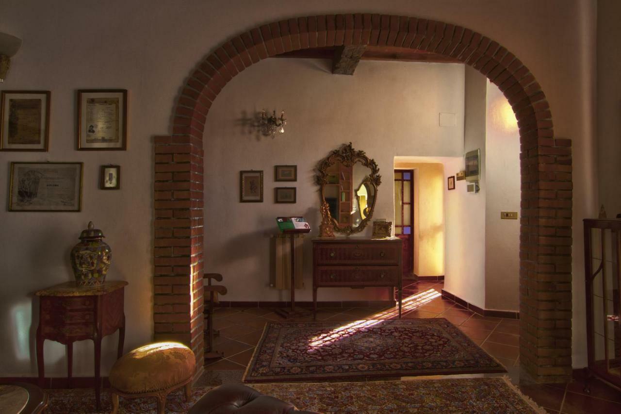 モンテムルロ Borgo Della Rocca Bed & Breakfast エクステリア 写真