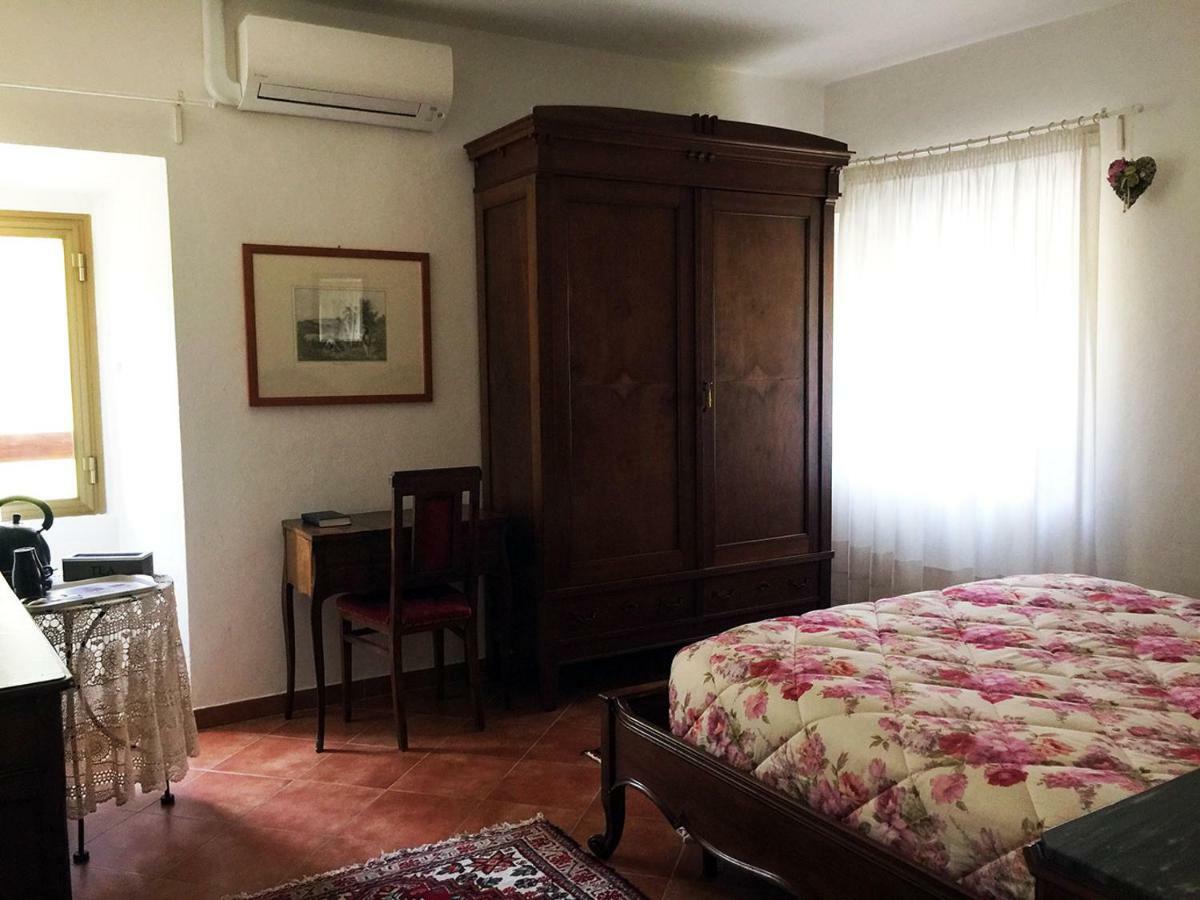モンテムルロ Borgo Della Rocca Bed & Breakfast エクステリア 写真