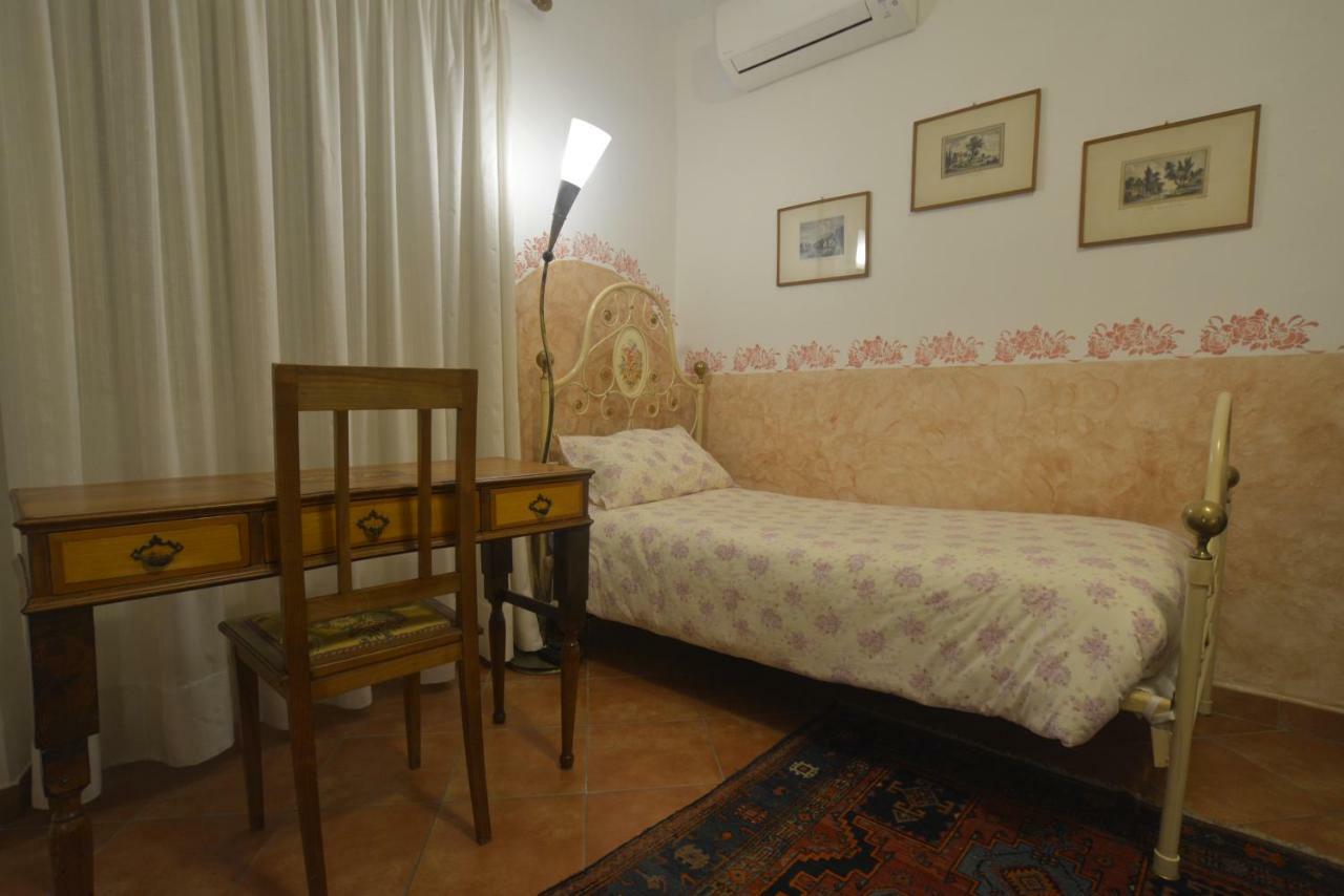 モンテムルロ Borgo Della Rocca Bed & Breakfast エクステリア 写真