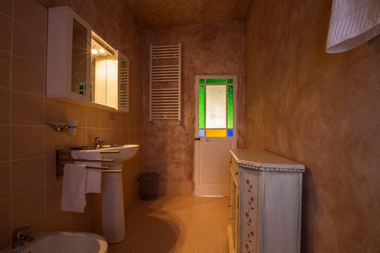 モンテムルロ Borgo Della Rocca Bed & Breakfast エクステリア 写真