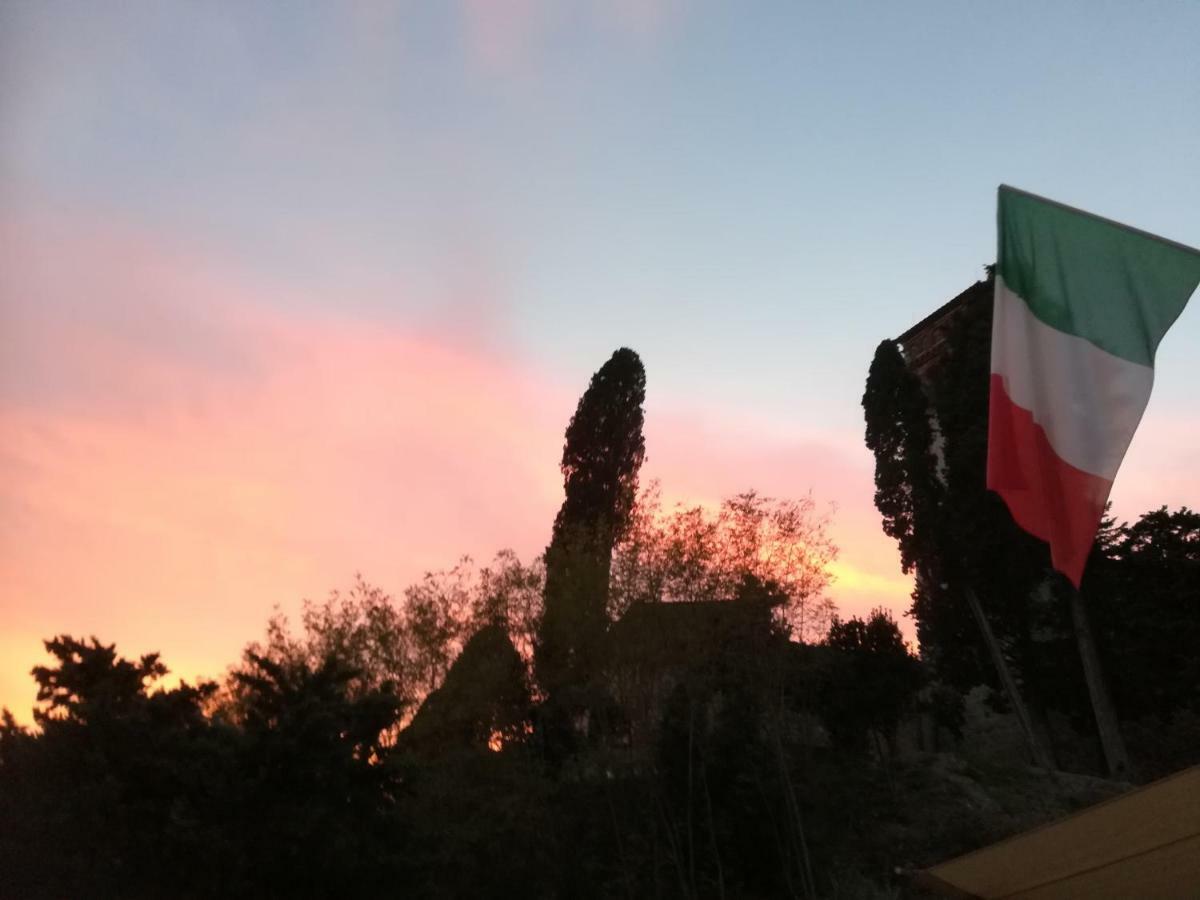 モンテムルロ Borgo Della Rocca Bed & Breakfast エクステリア 写真